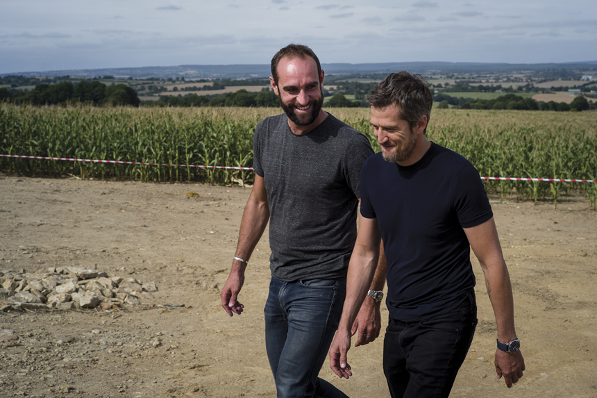 Édouard Bergeon et Guillaume Canet, à la ferme de la Touche, Saint-Pierre-sur-Orthe, © Arnaud Roiné