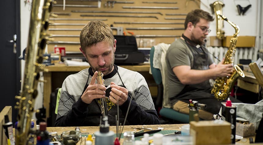 Atelier ventastique, Guillaume Hubert et Fréderic Coquemont sont réparateurs et vendeurs d'instruments à vent à Chateau-gontier (53). Photo: Arnaud Roiné