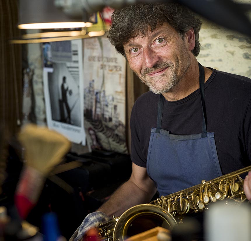 Franck Armengol est réparateur d'instruments à Vent à son domicile d'Évron, en Mayenne.