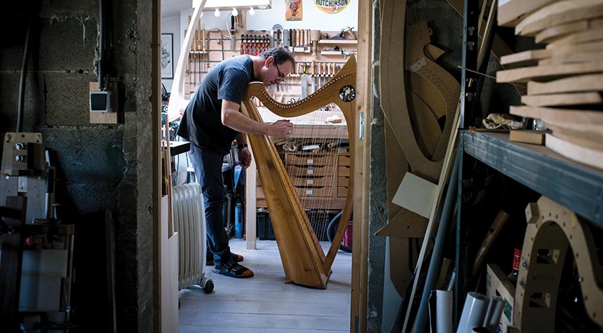 © Arnaud Roiné - Sylvestre Charbin, luthier, fabrique des harpes celtiques à Champfrémont dans le nord de la Mayenne © Photo: Arnaud Roiné