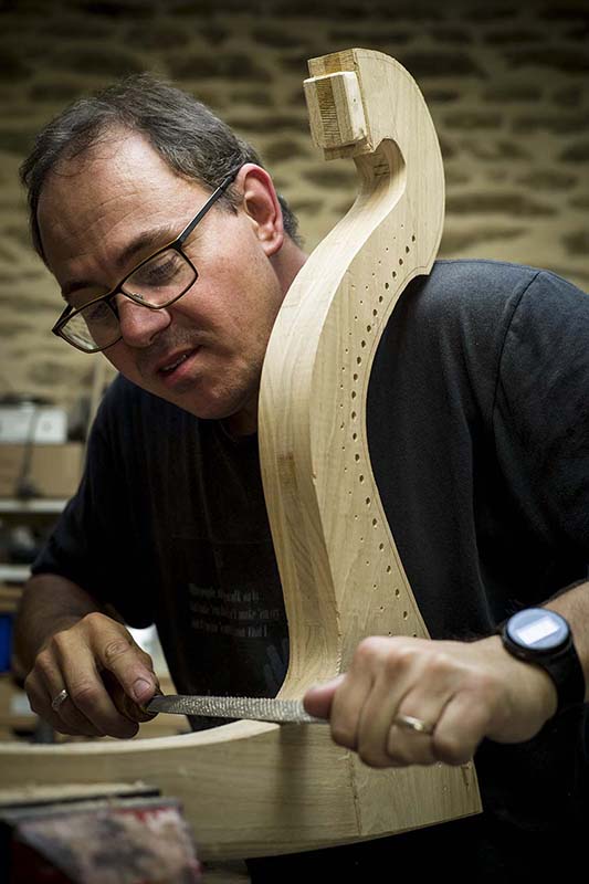 Sylvestre Charbin, luthier, fabrique des harpes celtiques à Champfrémont dans le nord de la Mayenne. © Arnaud Roiné