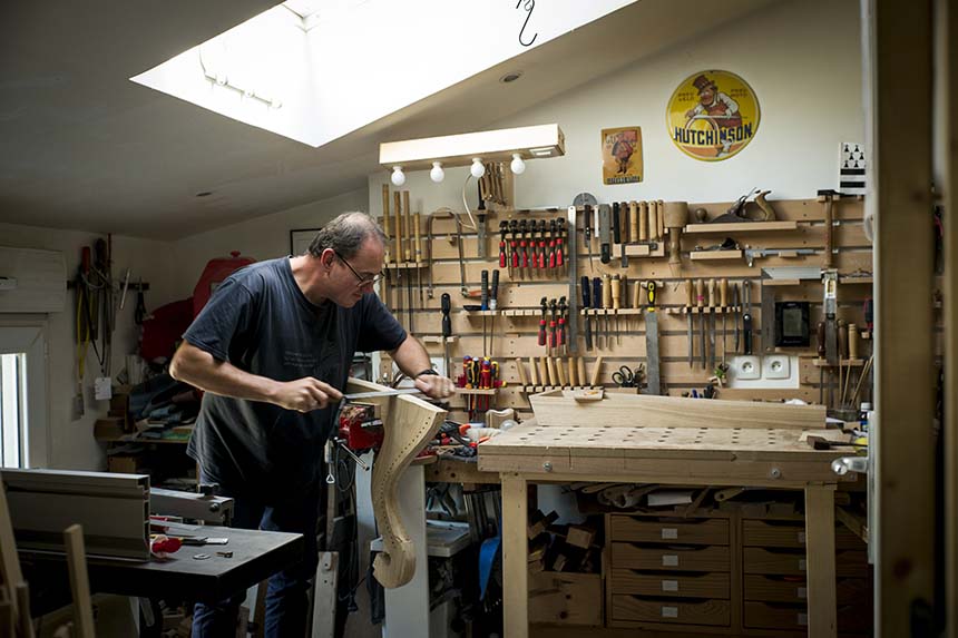 Sylvestre Charbin, luthier, fabrique des harpes celtiques à Champfrémont dans le nord de la Mayenne © Photo: Arnaud Roiné